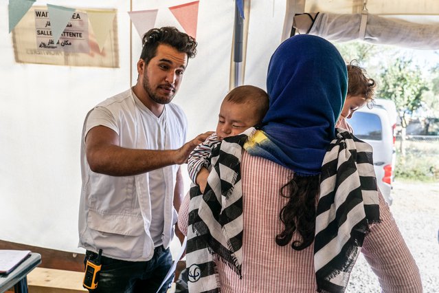 Kind met moeder. Artsen zonder Grenzen kinderkliniek Moria, Lesbos, Griekenland.