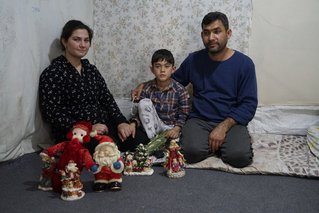 syrische vrouw met ernstige psychische problemen in vluchtelingenkamp samos met familie