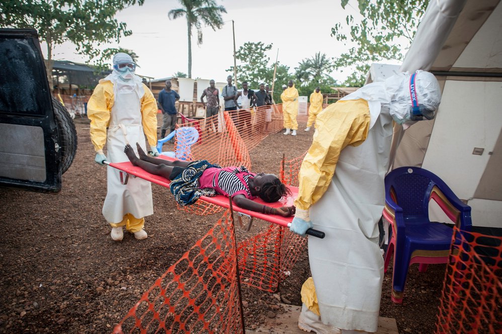 Teams bestrijden ebola in Sierra Leone.