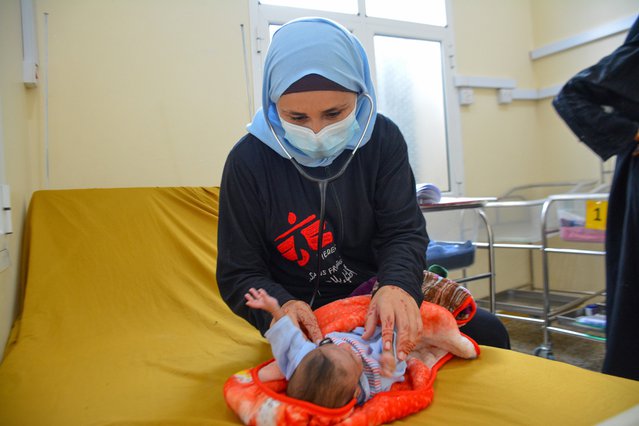 Kinderarts Mónica met baby in moeder- en kindziekenhuis