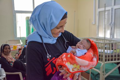 Kinderarts met baby in moeder- en kindziekenhuis
