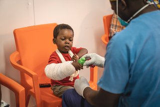 aarbeving haïti gewond ziekenhuis fysiotherapeut