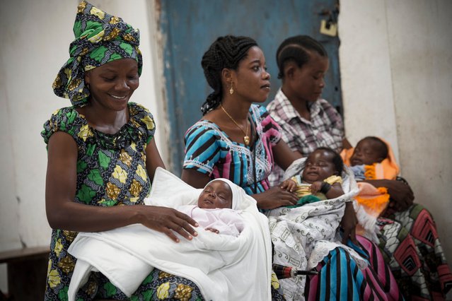 Vrouwen wachten in het ziekenhuis in Baraka, DR Congo, op de eerste vaccinaties voor hun kindje