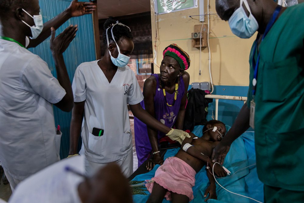 Artsen zonder Grenzen hulpverleners verzorgen malariapatiënt