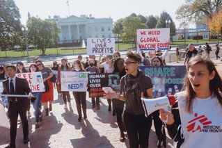 Protest oneerlijke verdeling  coronavaccins Witte Huis Washington
