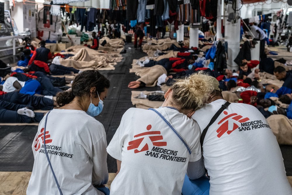Verdriet bij onze hulpverleners na het aantreffen van 10 overleden mensen in een houten boot op de Middellandse Zee.