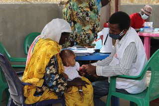 hulpverlener controleert kind Tsjaad