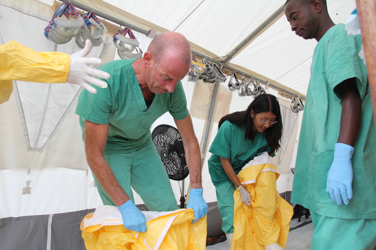 Onze gezondheidsadviseur Ronald Kremer trekt een ebolapak aan.