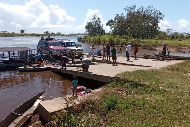 mobiele kliniek met veerpont in madagaskar na orkaan