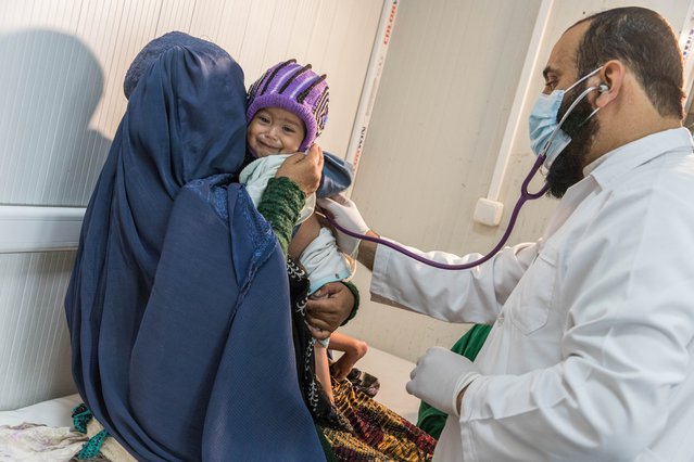 Arts controleert luchtwegen Boost-ziekenhuis Afghanistan