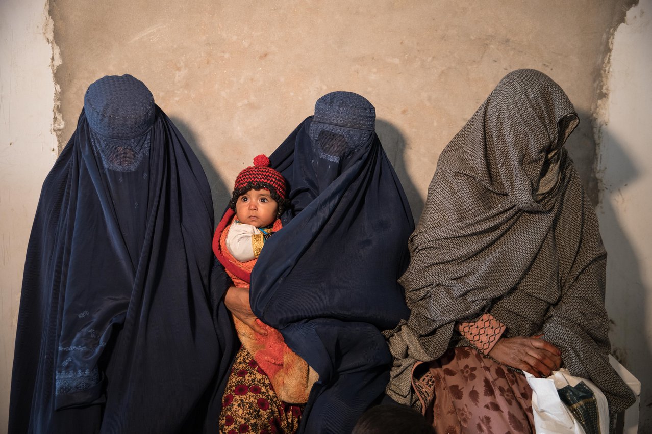 Vrouwen in de wachtruimte van de spoedeisende hulp in Afghanistan.