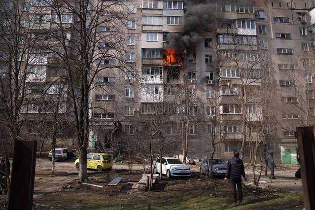 Mensen brandend flatgebouw beschietingen in Marioepol, Oekraïne