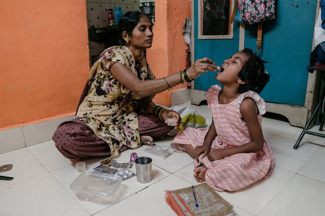 DRTB-patiënt krijgt haar tuberculose medicatie