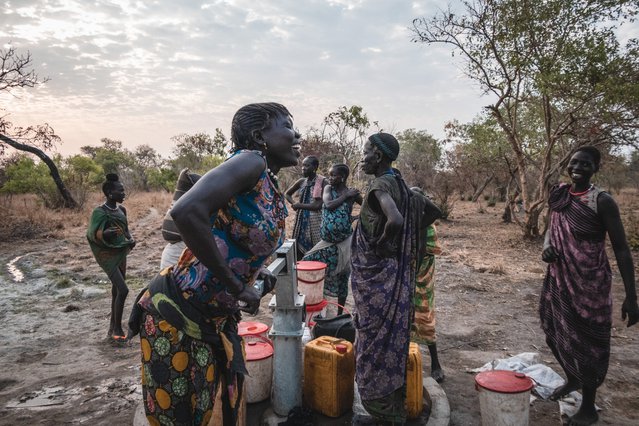 Sera James, een inwoner van het dorp Akello, haalt water uit het boorgat.