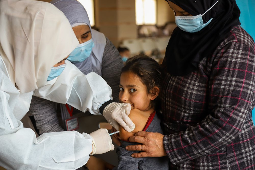 Meisje krijgt vaccinatie in Libanon