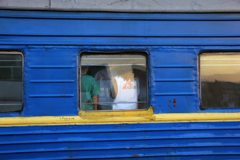 Oekraïne: teams bouwen trein om tot evacuatievoertuig