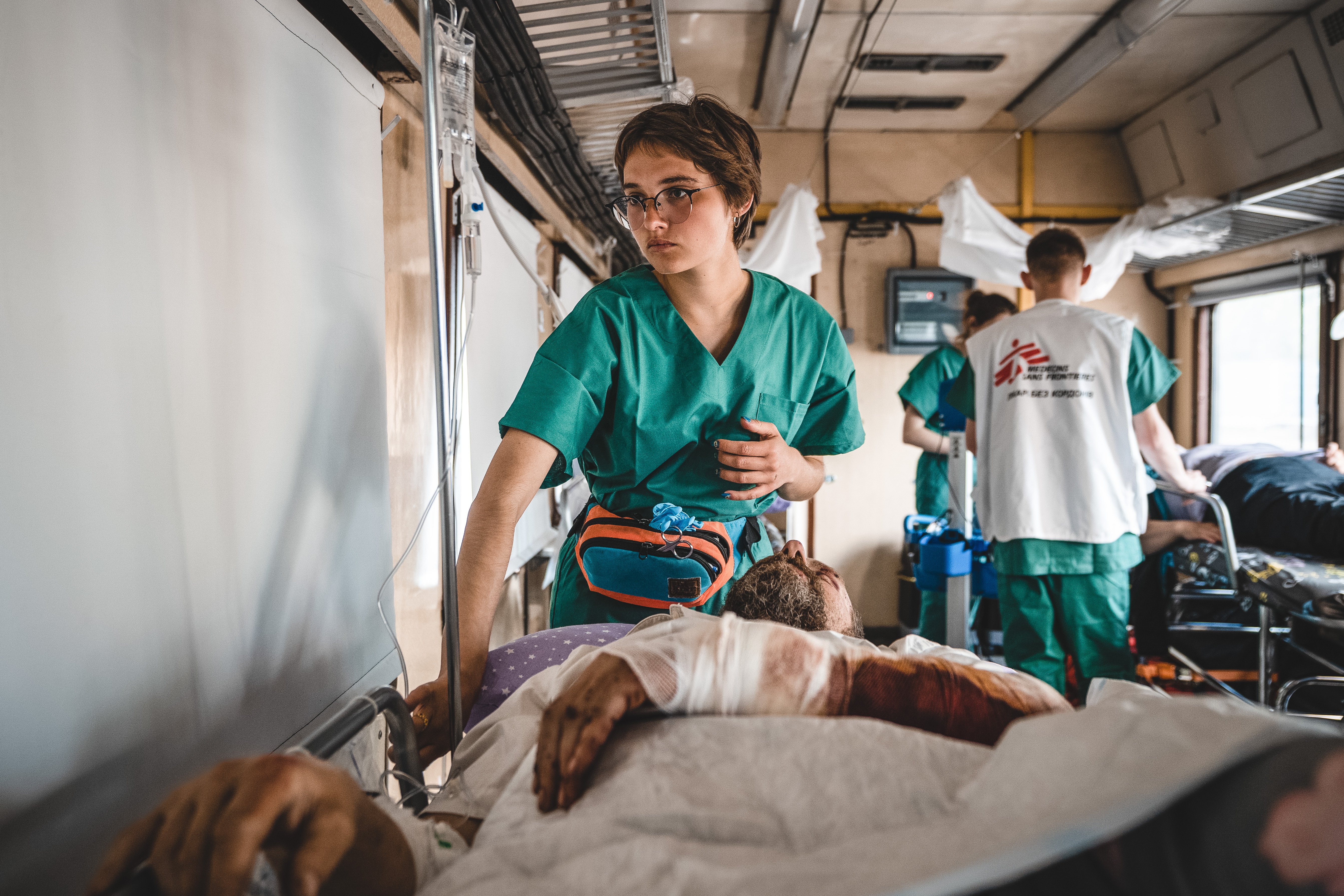 Verpleegkundige Anastasia verleent zorg in de medische trein tijdens een rit van Pokrovsk, Oekraine, naar Lviv, Oekraine.
