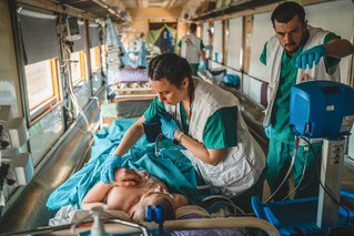 Patiënt wordt verpleegt door medewerkers van Artsen zonder Grenzen