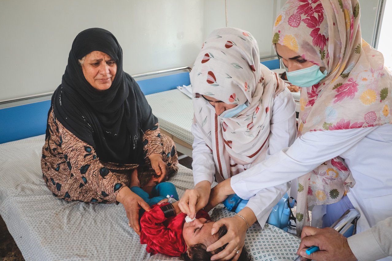 Kinderen met mazelen behandelen in Afghanistan