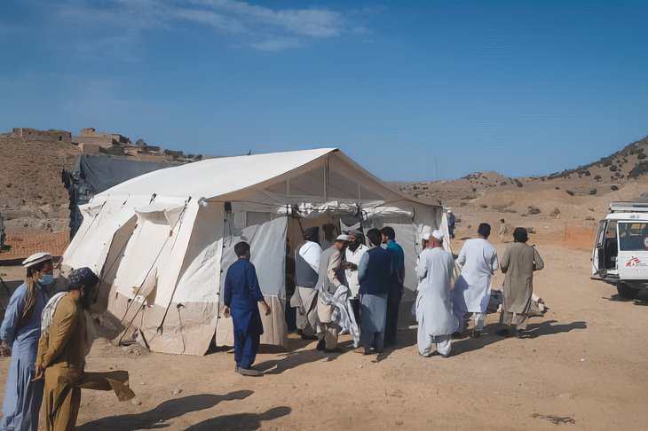 land cruiser voor kliniek met acht bedden na aardbeving afghanistan