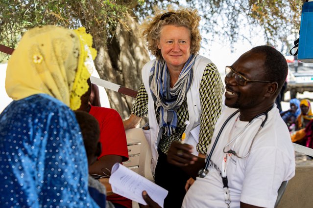 Judith, directeur van Artsen zonder Grenzen Nederland brengt een bezoek aan een project in Tsjaad