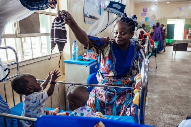 Amaka (35) speelt met haar twee zoons in een ziekenhuis in Sokoto, Nigeria. © KC NWAKALOR