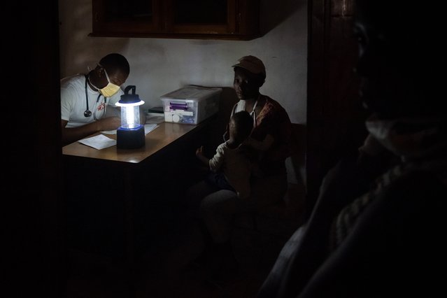 Artsen zonder Grenzen hulpverleners houden consulten in het donker.