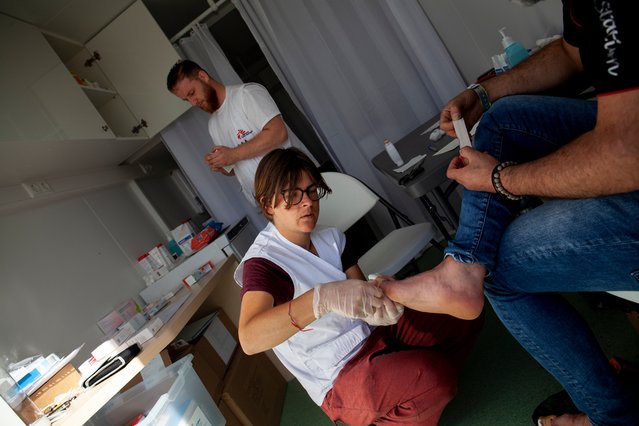 Hulpverlener Ayla geeft een medisch consult in de mobiele kliniek in Ter Apel.