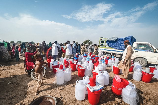 Teams van Artsen zonder Grenzen delen noodhulpkits uit aan mensen in Pakistan.