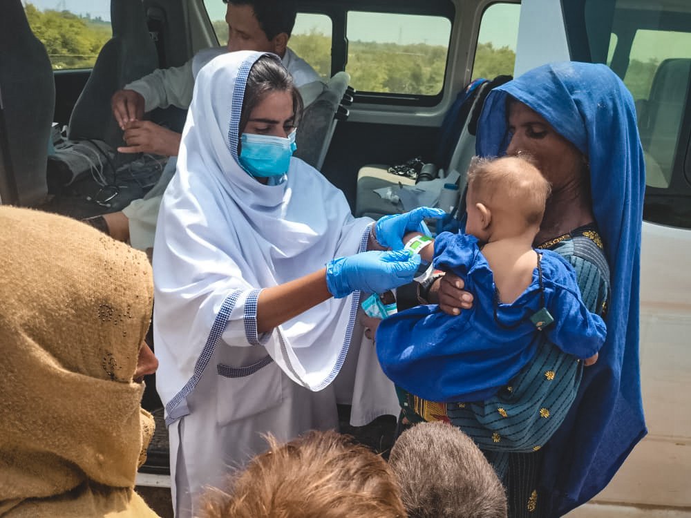 Teams van Artsen zonder Grenzen bieden hulp aan slachtoffers van de overstromingen in Pakistan.