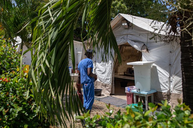 tenten om cholera te bestrijden in Port-au-Prince met bij de ingang schoon drinkwater