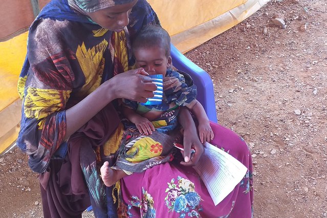 Kindje dat is ondervoed krijgt melk van zijn moeder in Baidoa, Somalië