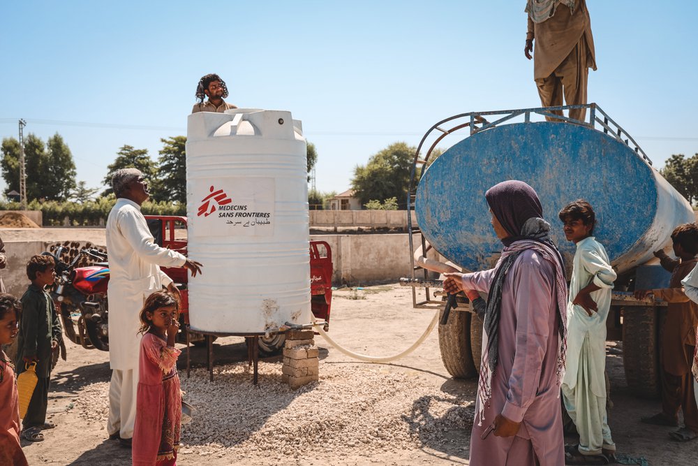 Artsen zonder Grenzen biedt noodhulp na overstromingen in Pakistan.