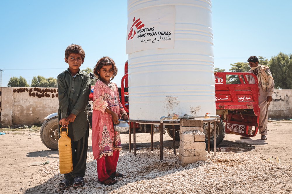 Artsen zonder Grenzen biedt noodhulp na overstromingen in Pakistan.