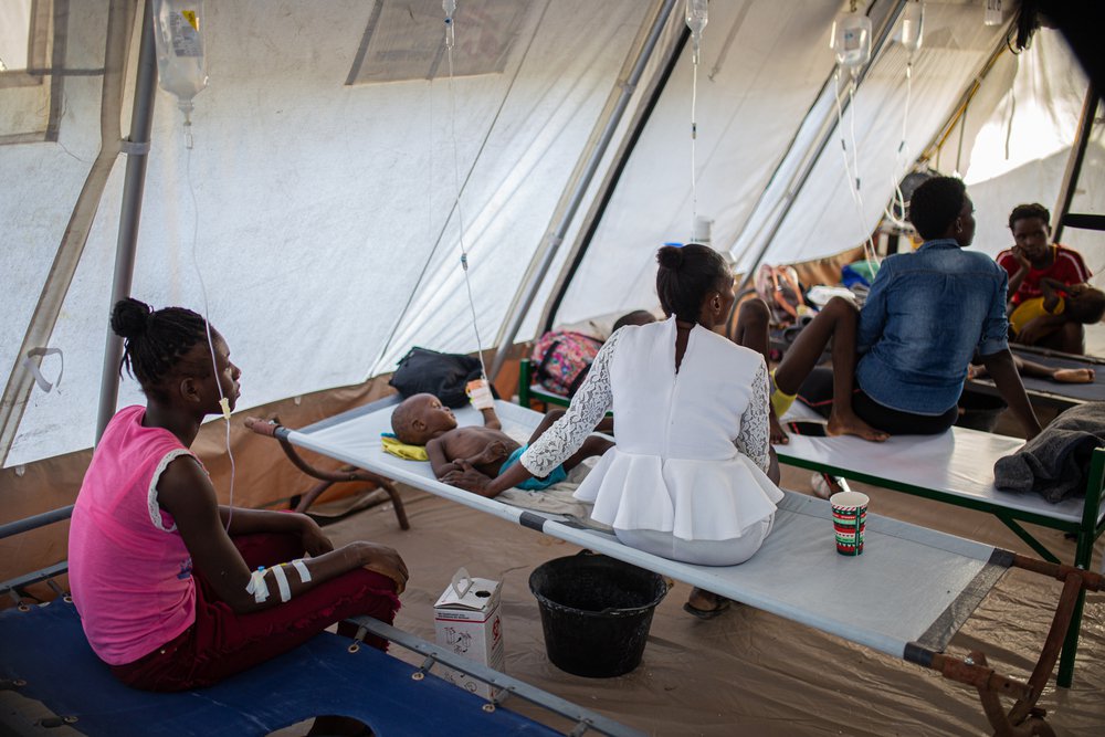 moeders aan het bed van hun kinderen. veel kinderen zijn het slachtoffer van de cholera-uitbraak in Haïti