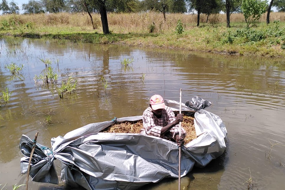 een man op een zelfgemaakt vlot in zuid-soedan