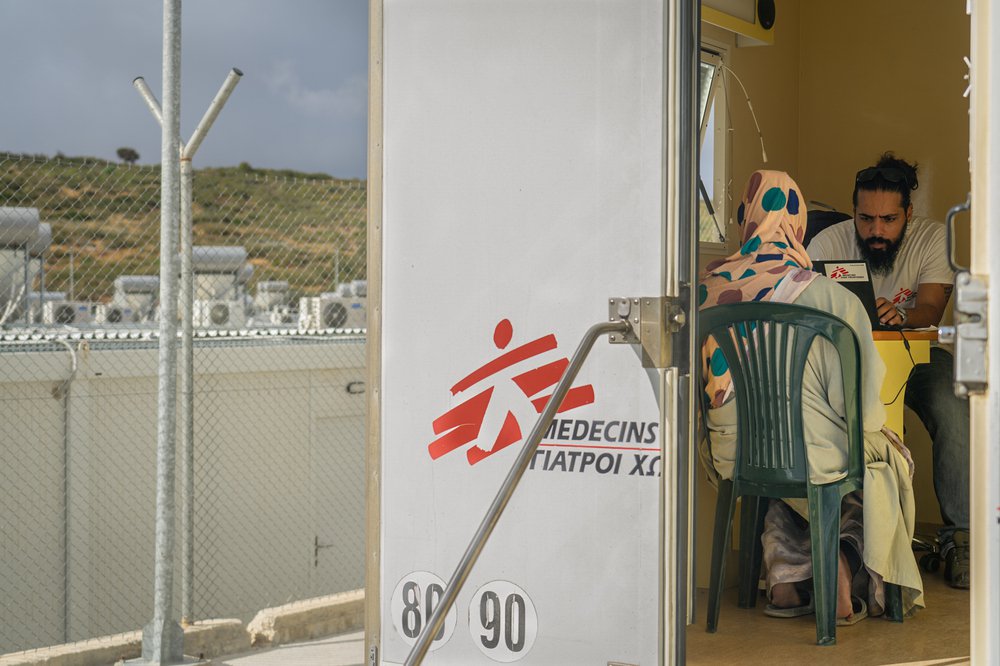 de mobiele kliniek in het detentiecentrum op samos