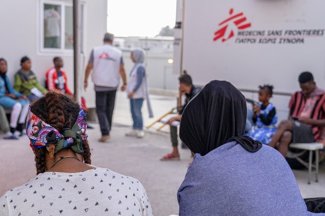vrouwen wachten op een consult in de mobiele kliniek op samos