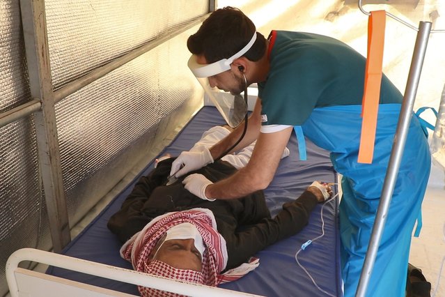 een man krijgt medische zorg in het cholerabehandelcentrum van Artsen zonder Grenzen in Syrië