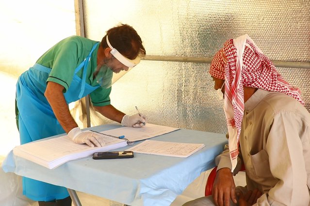 Een gezondheidswerker schrijft een patient met cholerasymptomen in
