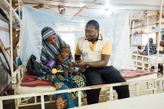 Artsen zonder Grenzen behandelt kinderen met ondervoeding in Niger