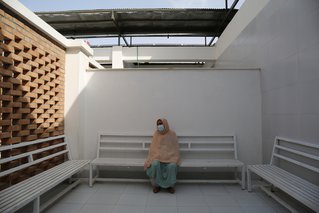 vrouw in wachtruimte tuberculosekliniek afghanistan