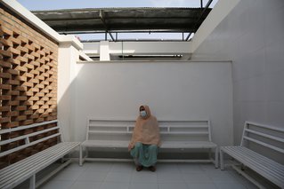 vrouw in wachtruimte tuberculosekliniek afghanistan