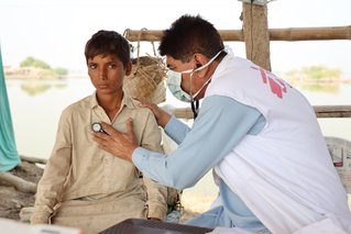 Arts Yar Muhammad controleert een kind met hoge koorts.