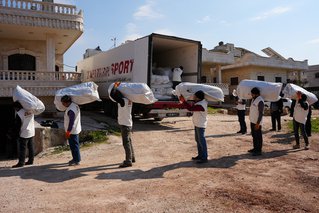 Vrachtwagens met hulpgoederen van Artsen zonder Grenzen bereiken het getroffen gebied in Noordwest-Syrië.