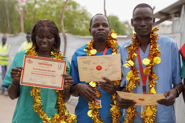 studenten laten diploma zien van de MSF Academy for Healthcare