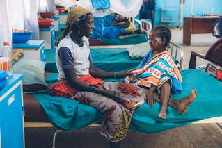 Aisha en haar moeder in het noma-ziekenhuis in Sokoto, Nigeria. © Fabrice Caterini/Inediz