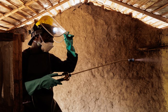 Een woning wordt bespoten met insecticiden in Angumu, Ituri, de DR Congo.