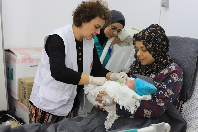 vrouw in gaza krijgt baby overgedragen