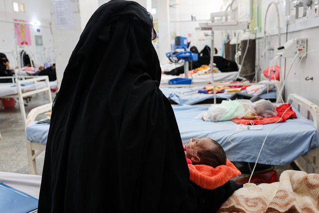 Ondervoedde vrouw in Jemen met haar 2 maanden oude zoontje